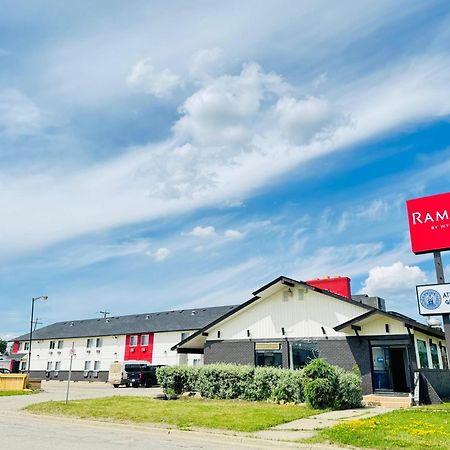 Ramada By Wyndham Dawson Creek Hotel Ngoại thất bức ảnh