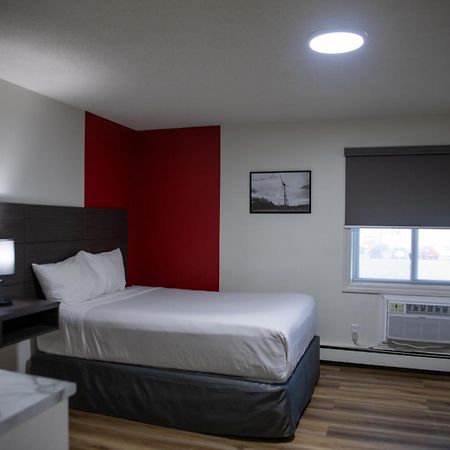 Ramada By Wyndham Dawson Creek Hotel Ngoại thất bức ảnh