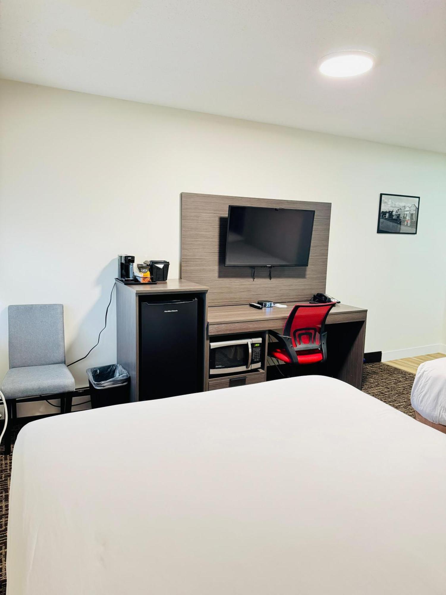 Ramada By Wyndham Dawson Creek Hotel Ngoại thất bức ảnh