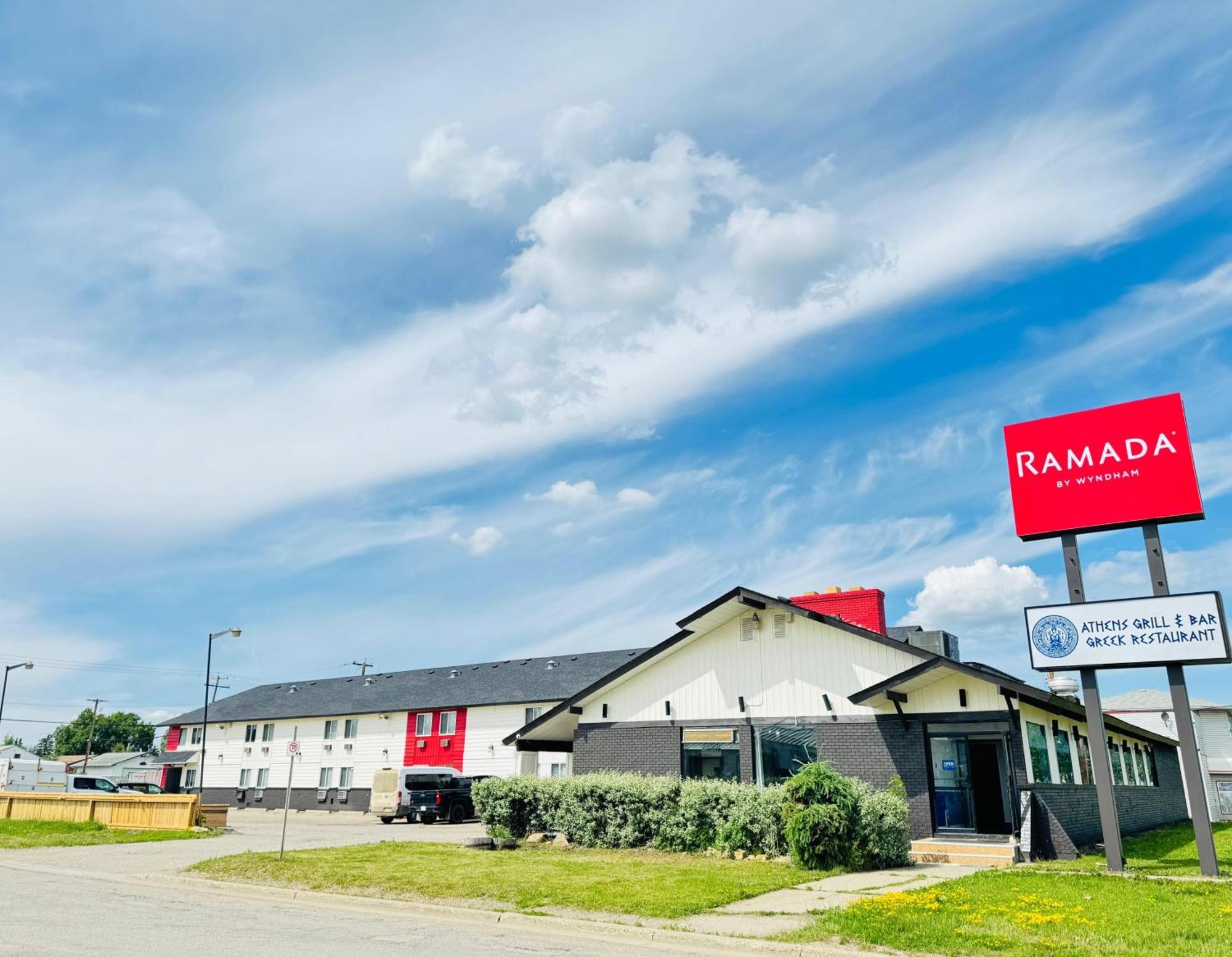 Ramada By Wyndham Dawson Creek Hotel Ngoại thất bức ảnh