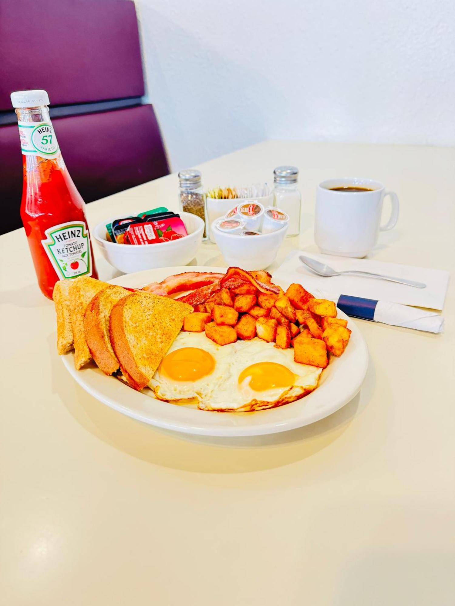 Ramada By Wyndham Dawson Creek Hotel Ngoại thất bức ảnh