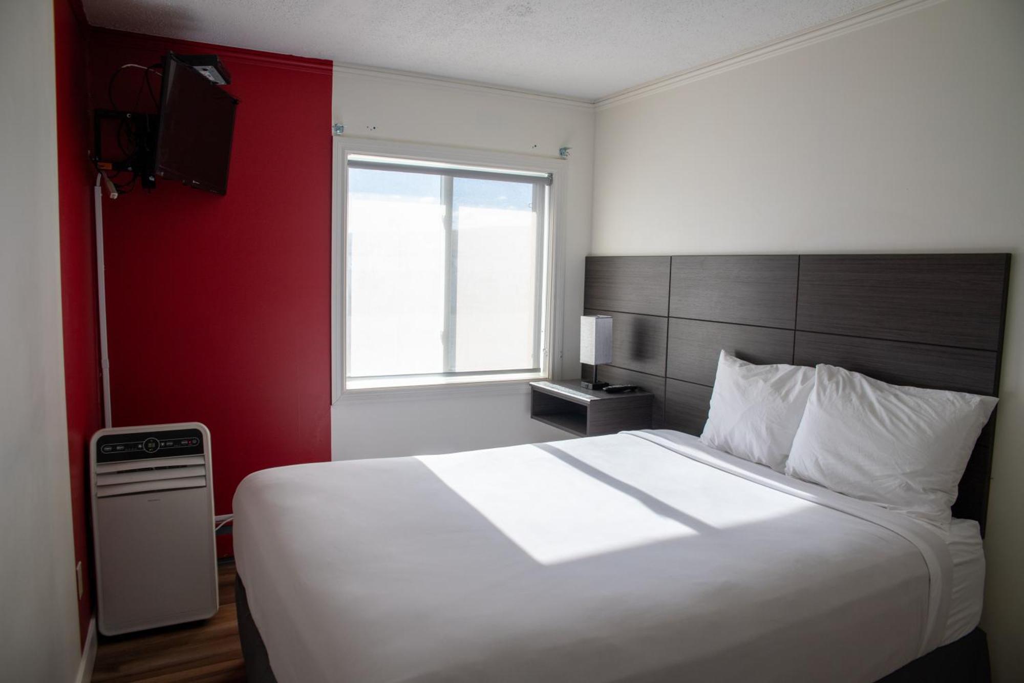 Ramada By Wyndham Dawson Creek Hotel Ngoại thất bức ảnh