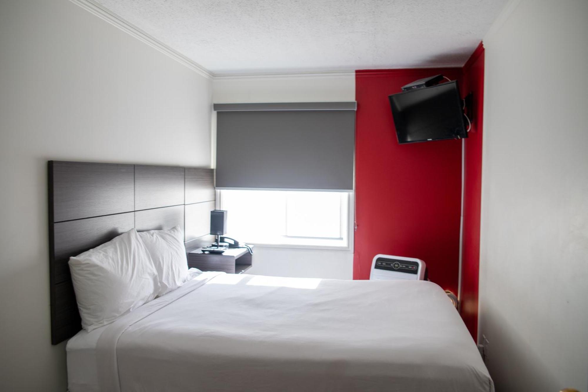 Ramada By Wyndham Dawson Creek Hotel Ngoại thất bức ảnh