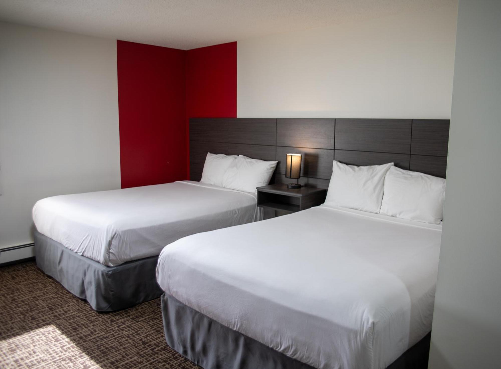 Ramada By Wyndham Dawson Creek Hotel Ngoại thất bức ảnh