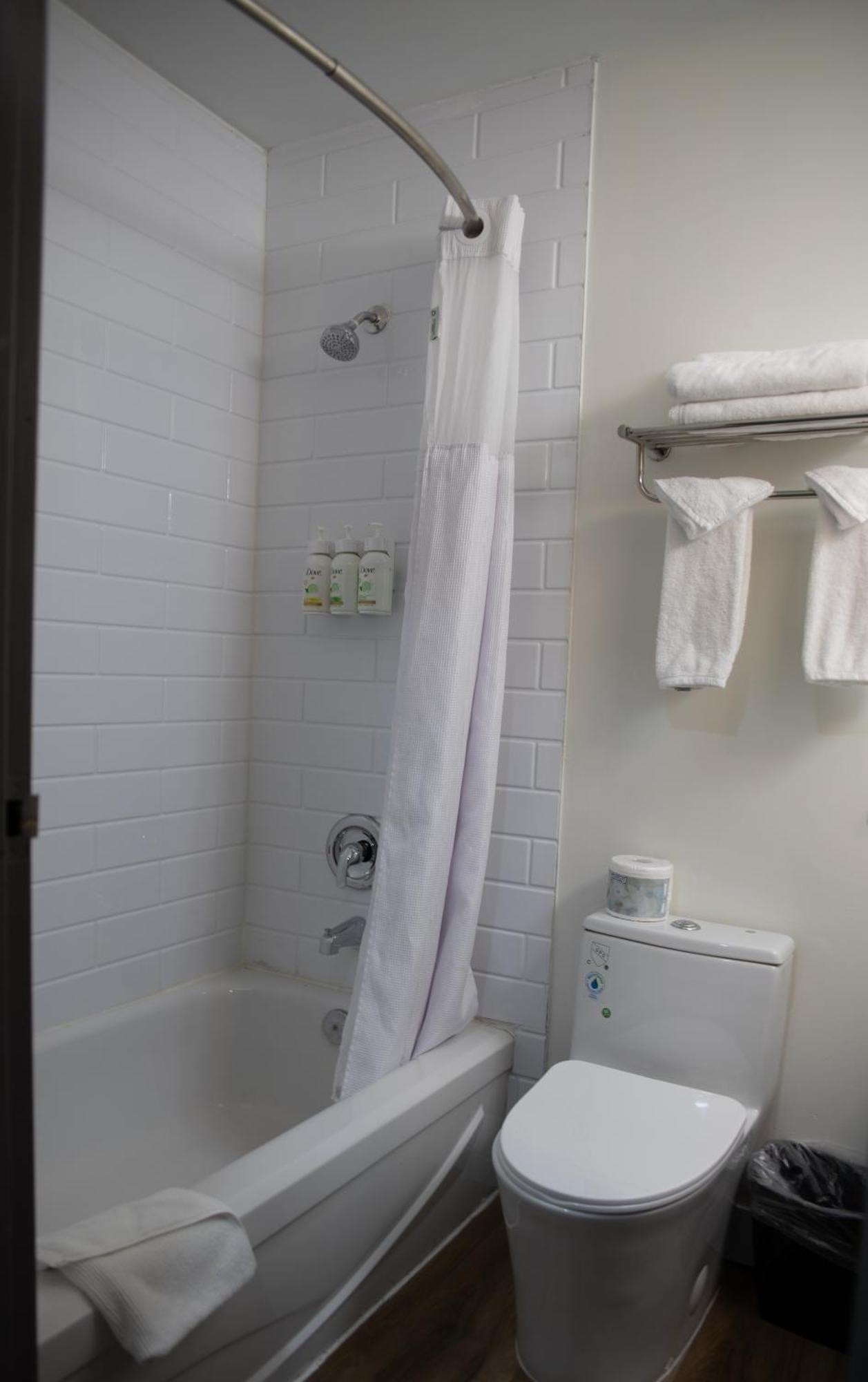 Ramada By Wyndham Dawson Creek Hotel Ngoại thất bức ảnh