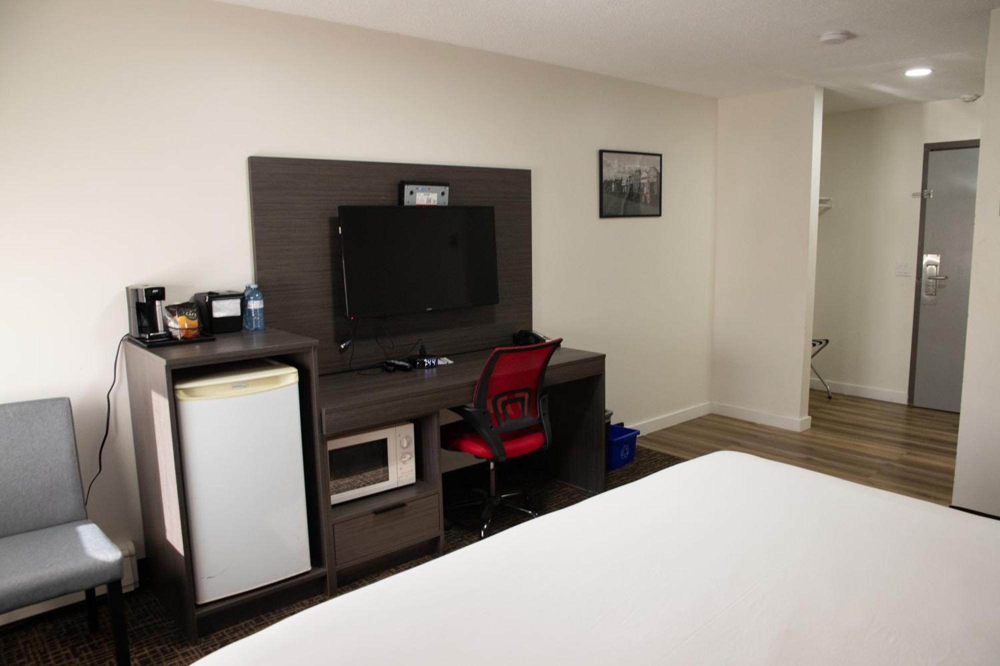 Ramada By Wyndham Dawson Creek Hotel Ngoại thất bức ảnh