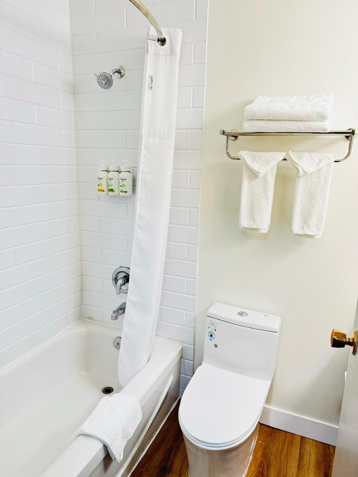 Ramada By Wyndham Dawson Creek Hotel Ngoại thất bức ảnh