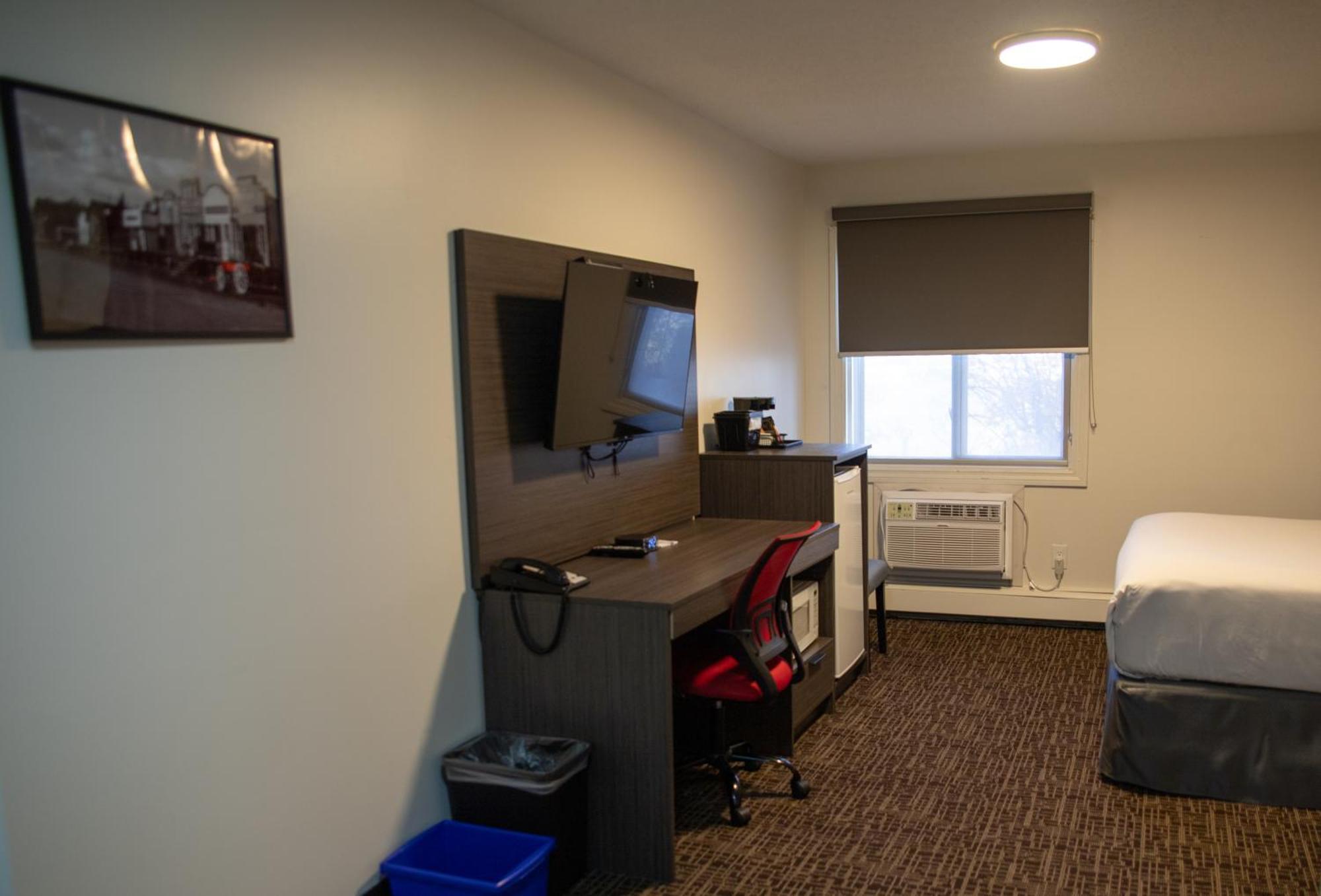 Ramada By Wyndham Dawson Creek Hotel Ngoại thất bức ảnh