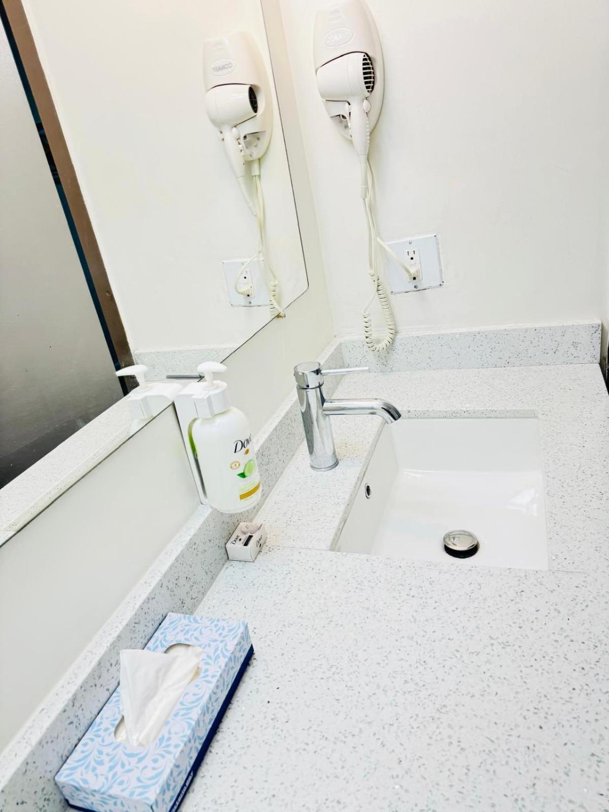Ramada By Wyndham Dawson Creek Hotel Ngoại thất bức ảnh