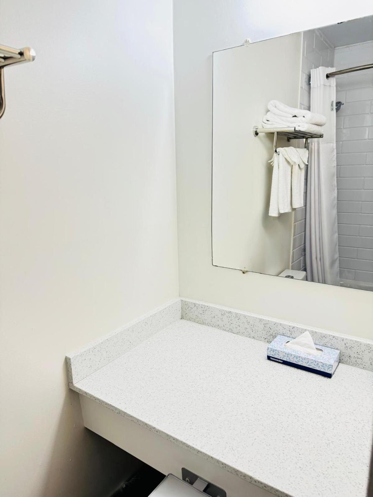 Ramada By Wyndham Dawson Creek Hotel Ngoại thất bức ảnh