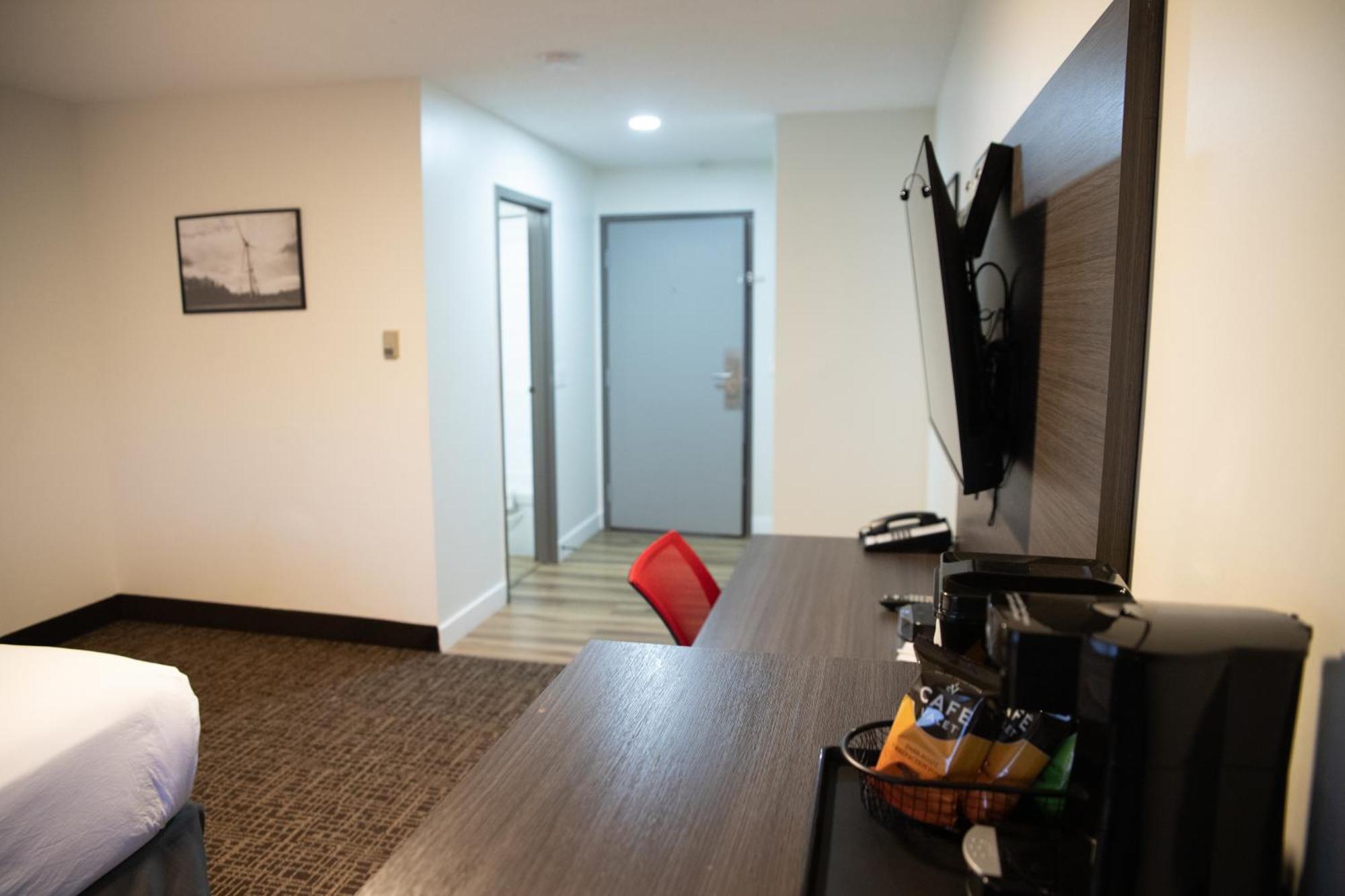 Ramada By Wyndham Dawson Creek Hotel Ngoại thất bức ảnh