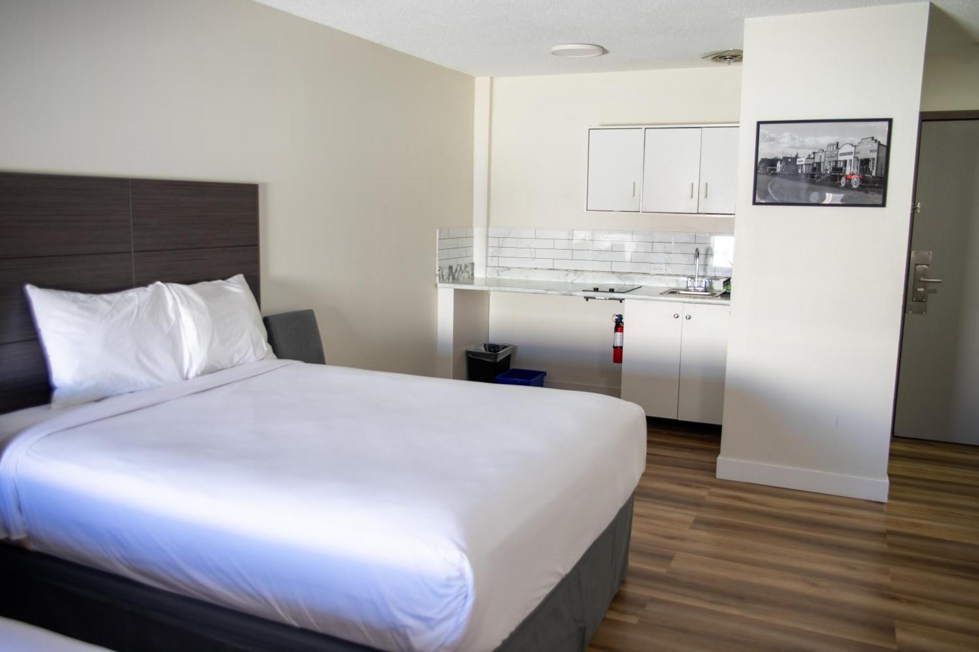 Ramada By Wyndham Dawson Creek Hotel Ngoại thất bức ảnh