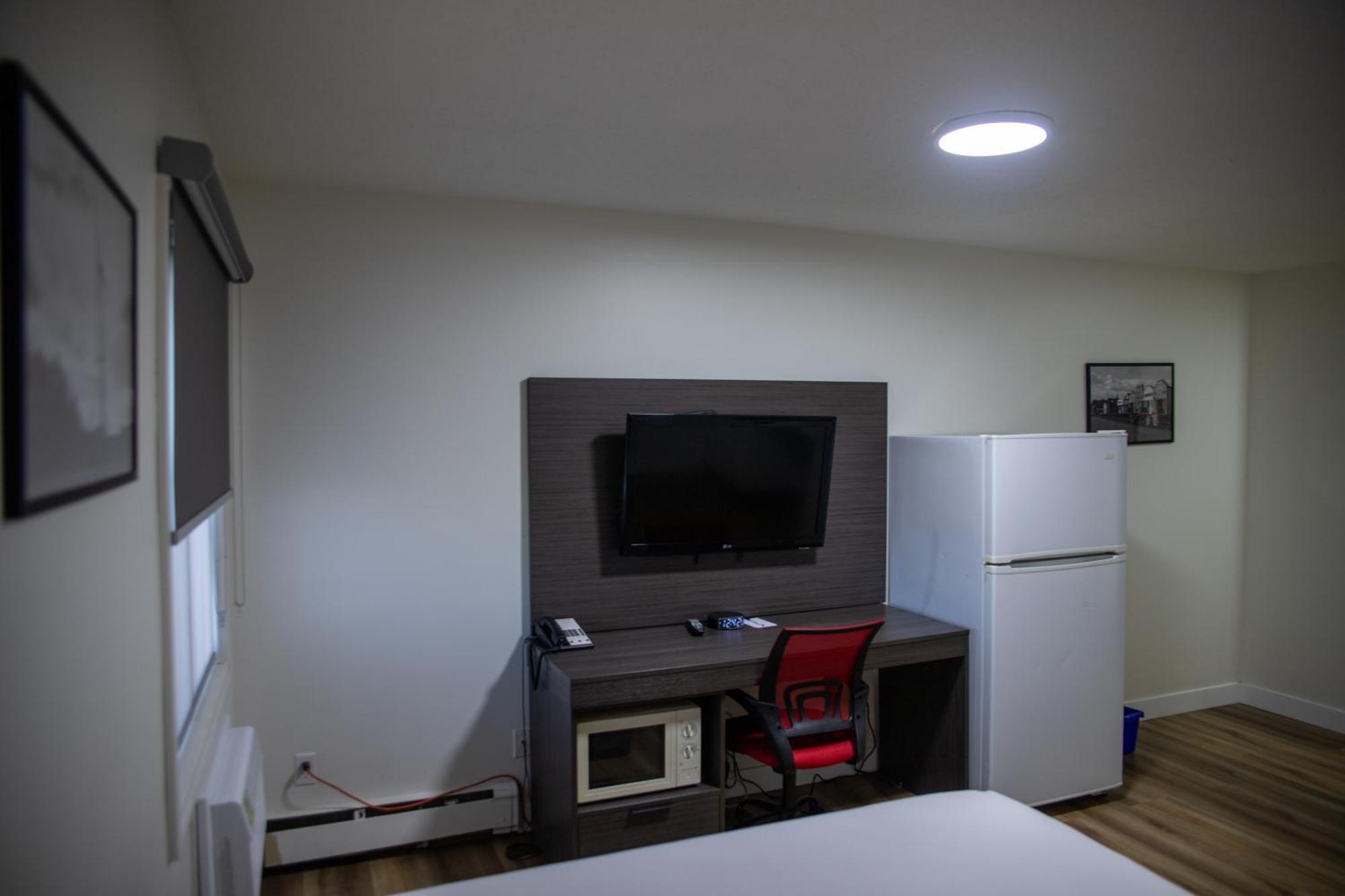 Ramada By Wyndham Dawson Creek Hotel Ngoại thất bức ảnh