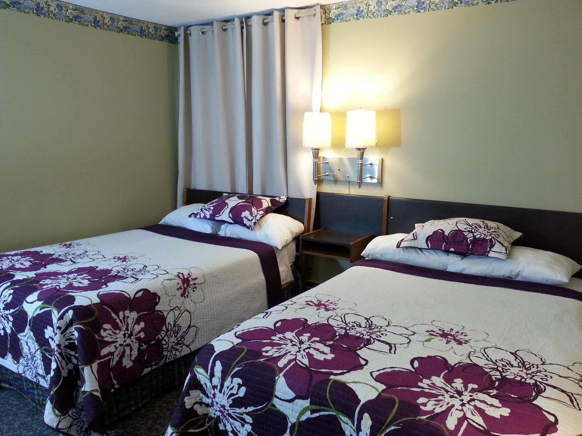 Ramada By Wyndham Dawson Creek Hotel Ngoại thất bức ảnh