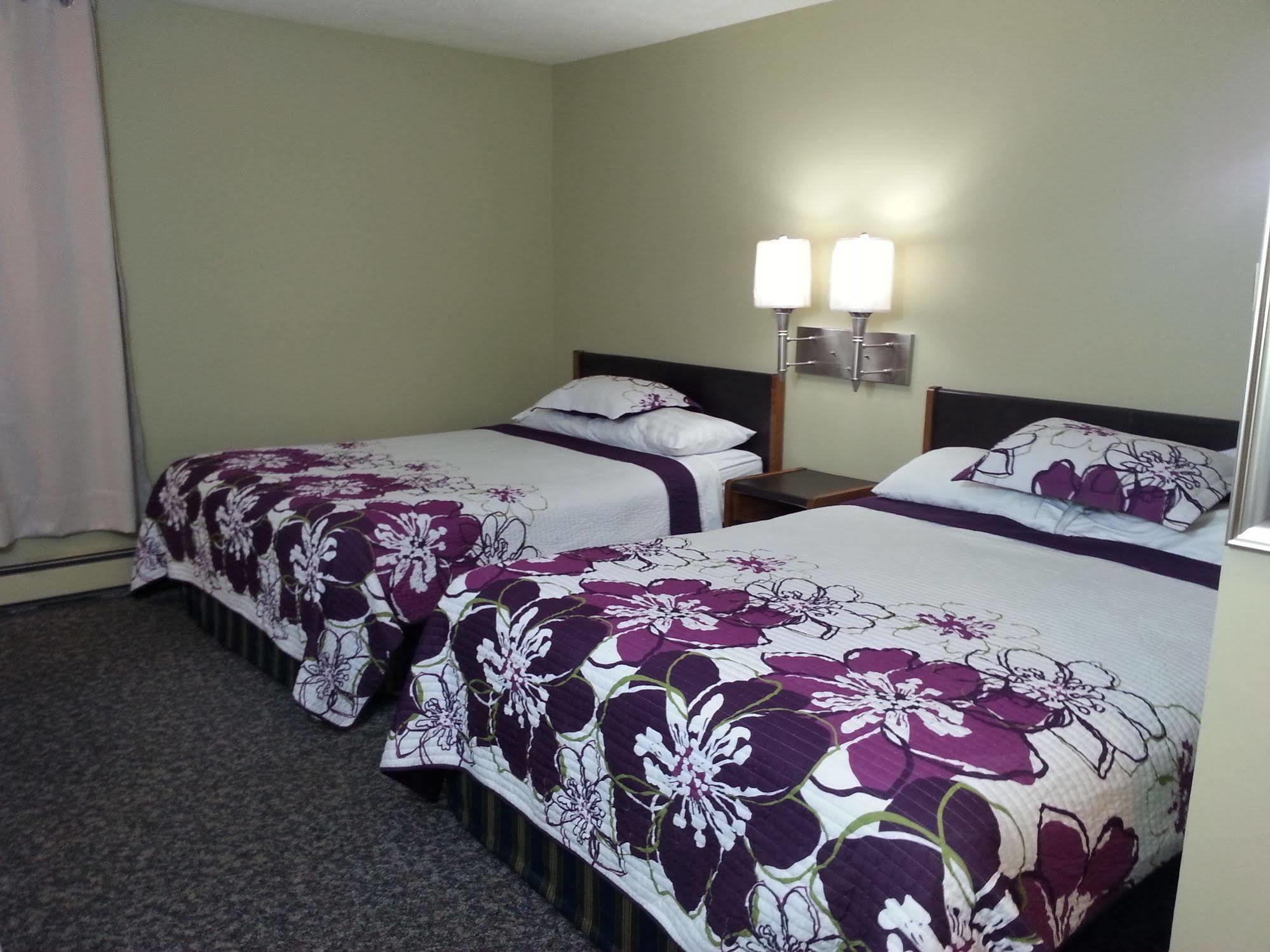 Ramada By Wyndham Dawson Creek Hotel Ngoại thất bức ảnh