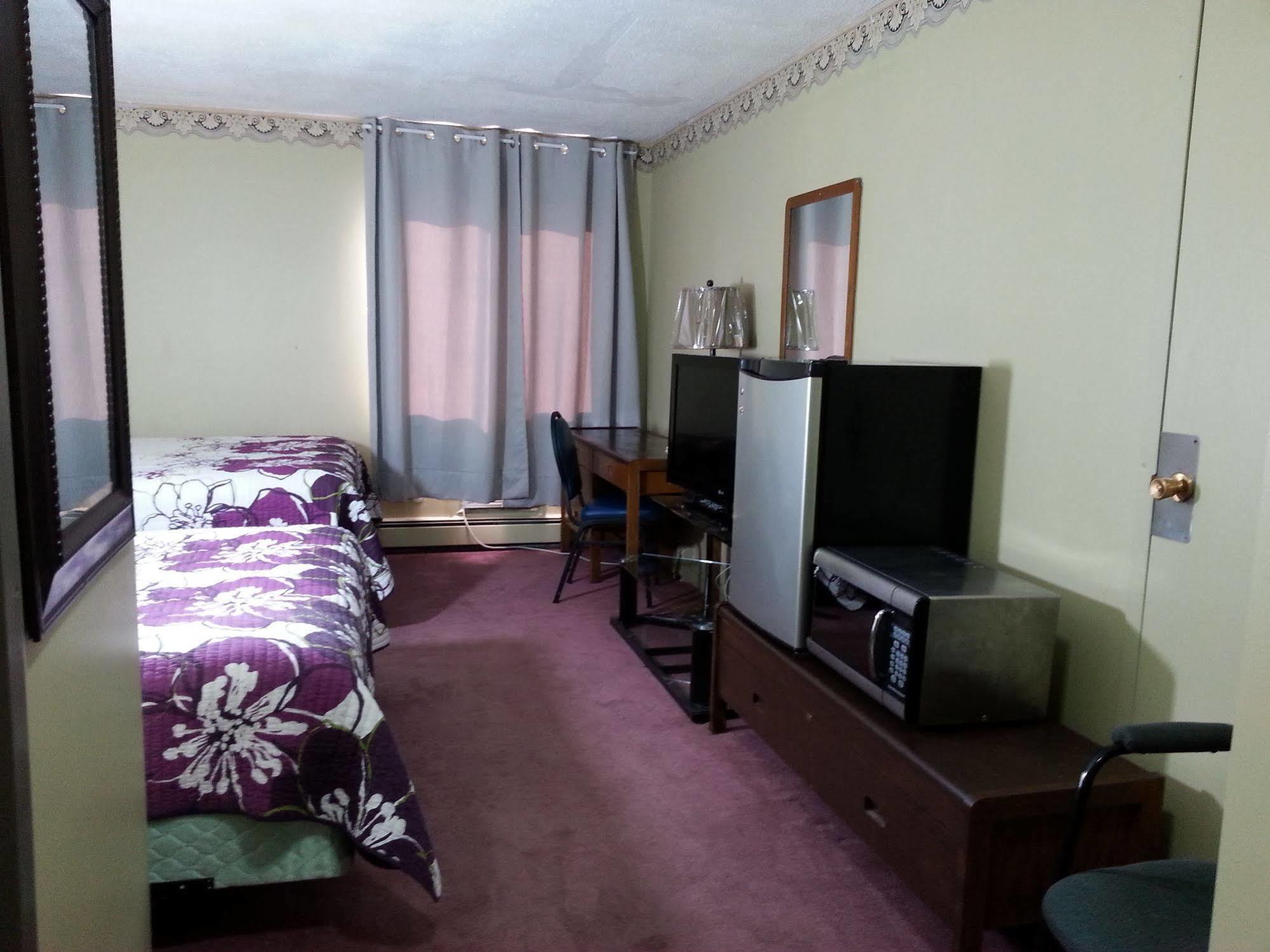 Ramada By Wyndham Dawson Creek Hotel Ngoại thất bức ảnh