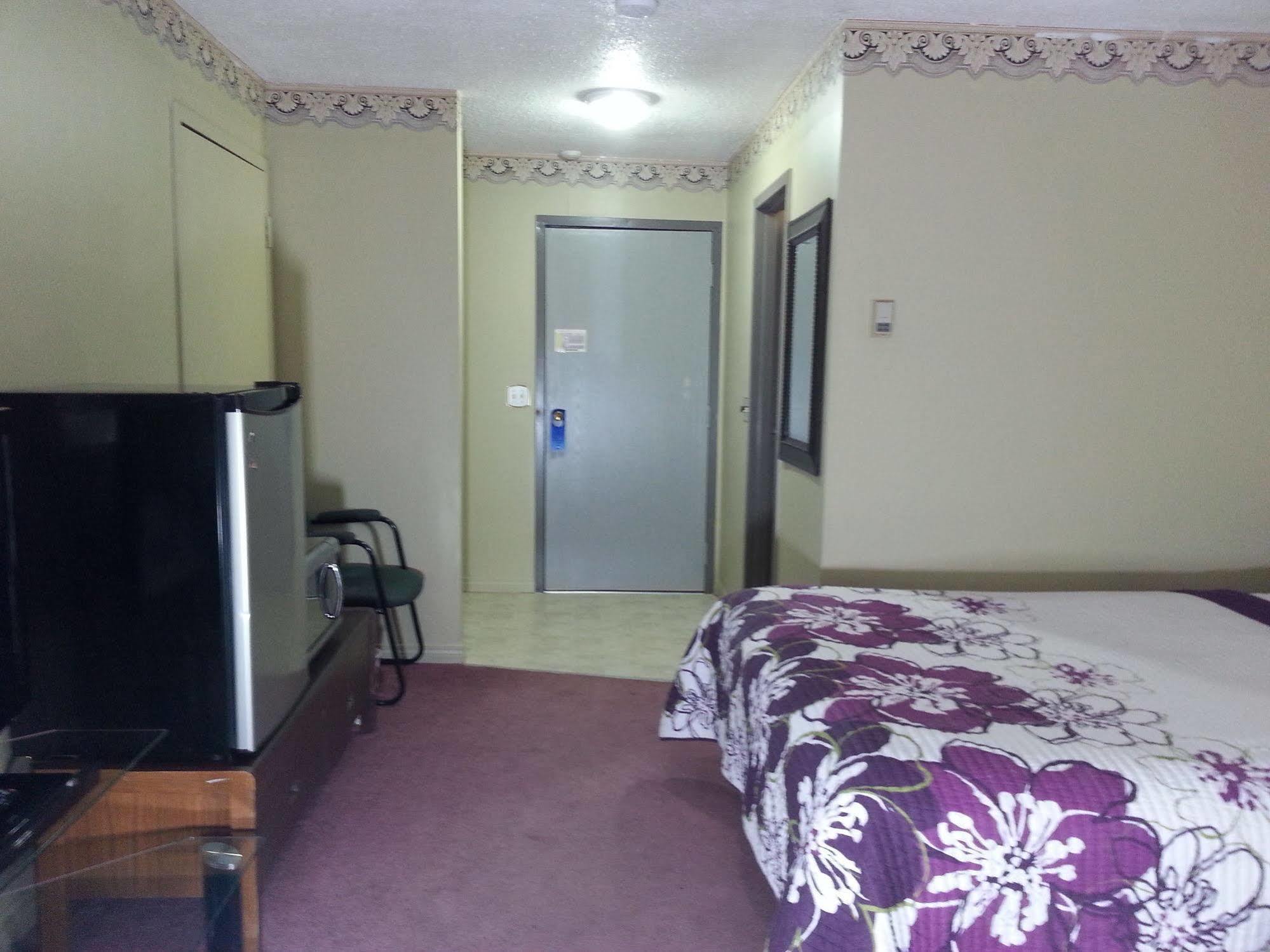 Ramada By Wyndham Dawson Creek Hotel Ngoại thất bức ảnh